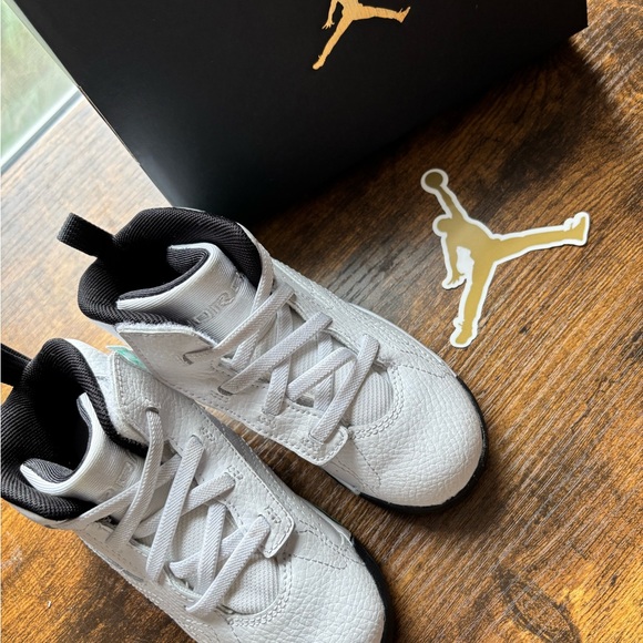 Jordan MVP TD Shoes - White with Green Highlights - Picture 3 of 9